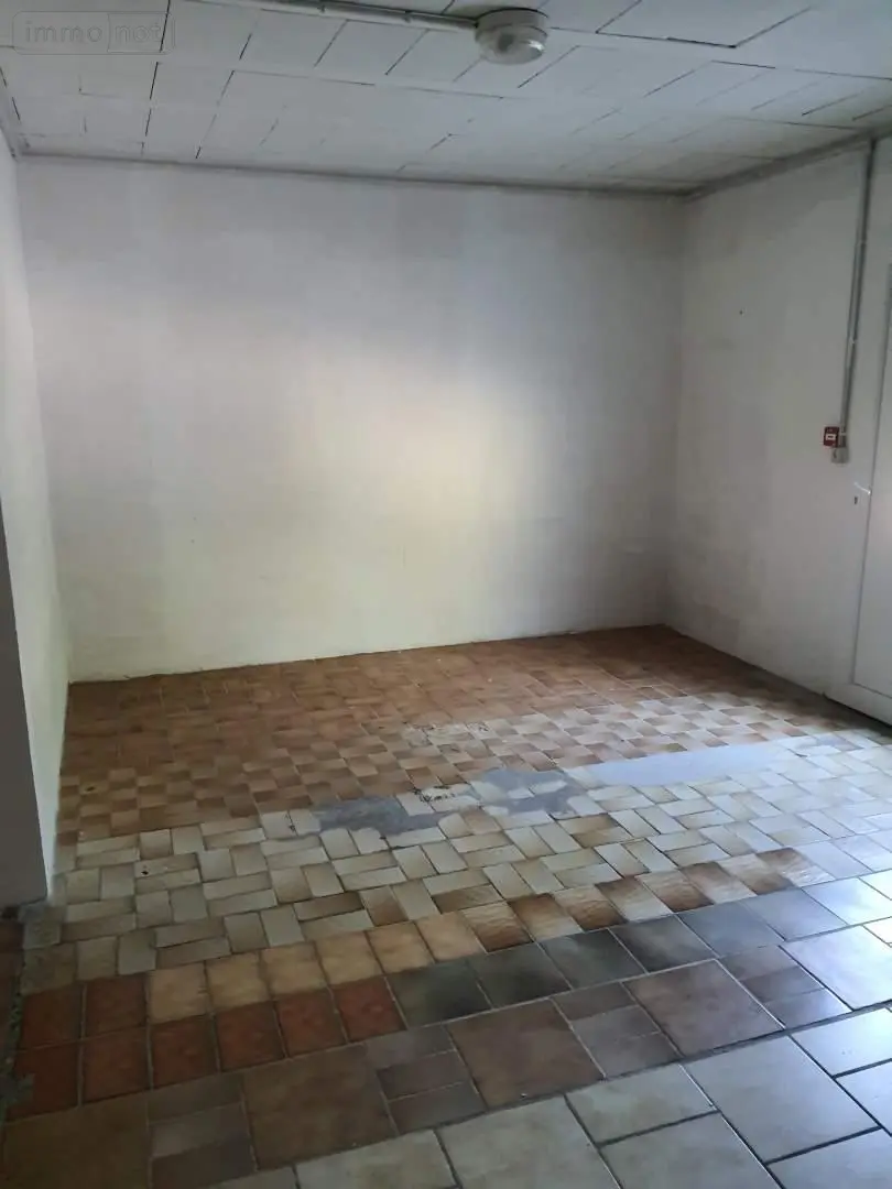 Location fonds et murs commerciaux Guise 02120 Aisne 02 200 m2 900 euros 087/2683 010