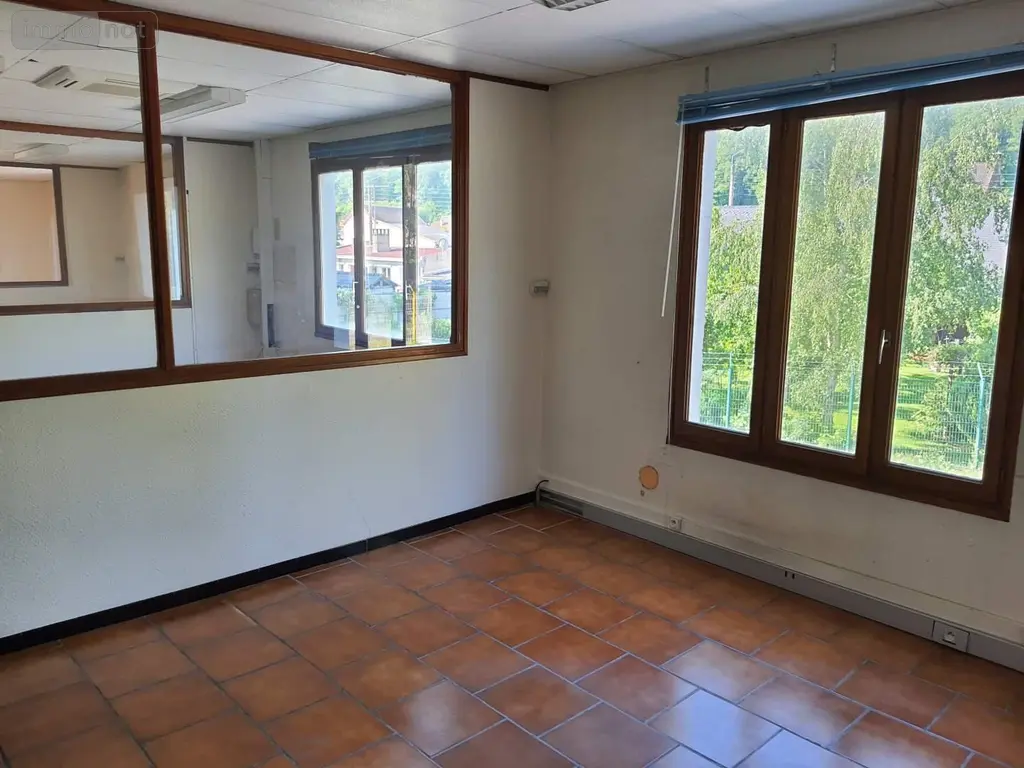 Location fonds et murs commerciaux Guise 02120 Aisne 02 200 m2 900 euros 087/2683 004