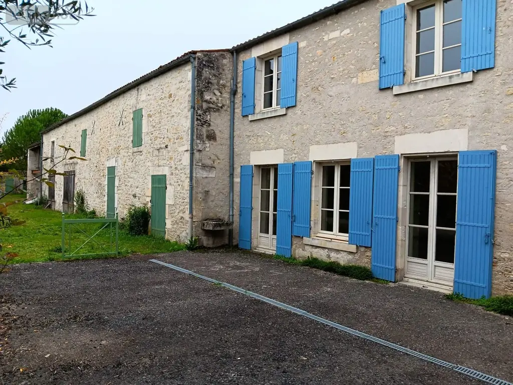 Maison a vendre Saintes 17100 Charente-Maritime 17 500 m2 22 pièces 415000 euros 021/2026 010