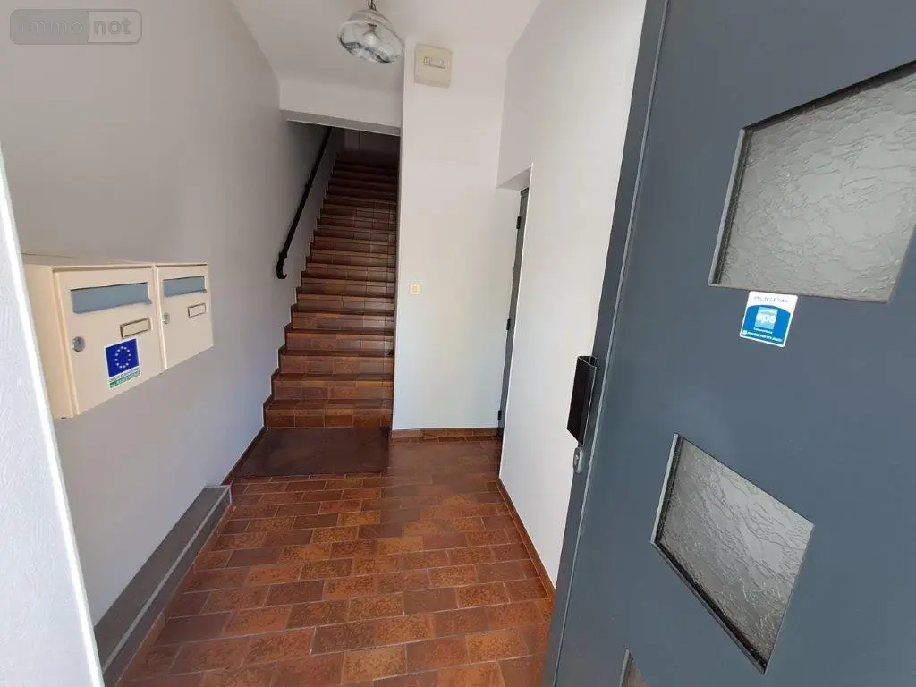 Location fonds et murs commerciaux Saint-Flour 15100 Cantal 15 120 m2 4 pièces 800 euros 044/1047 003