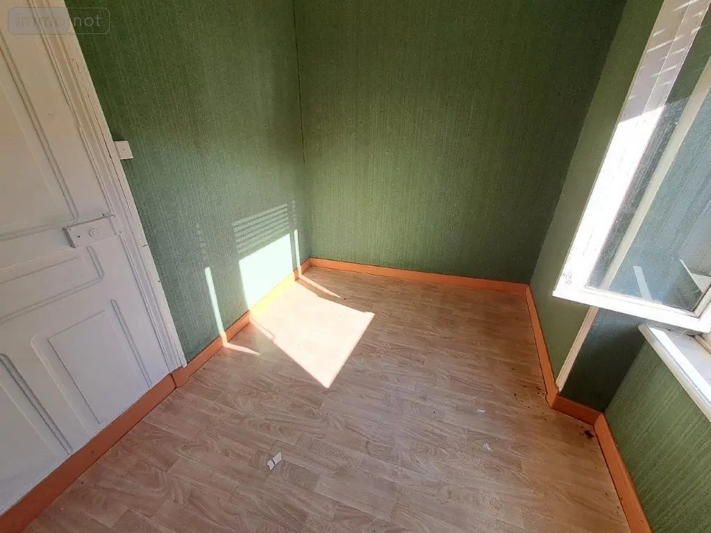Immeuble de rapport a vendre Saint-Georges 15100 Cantal 15 161 m2 11 pièces 59360 euros 044/1095 013