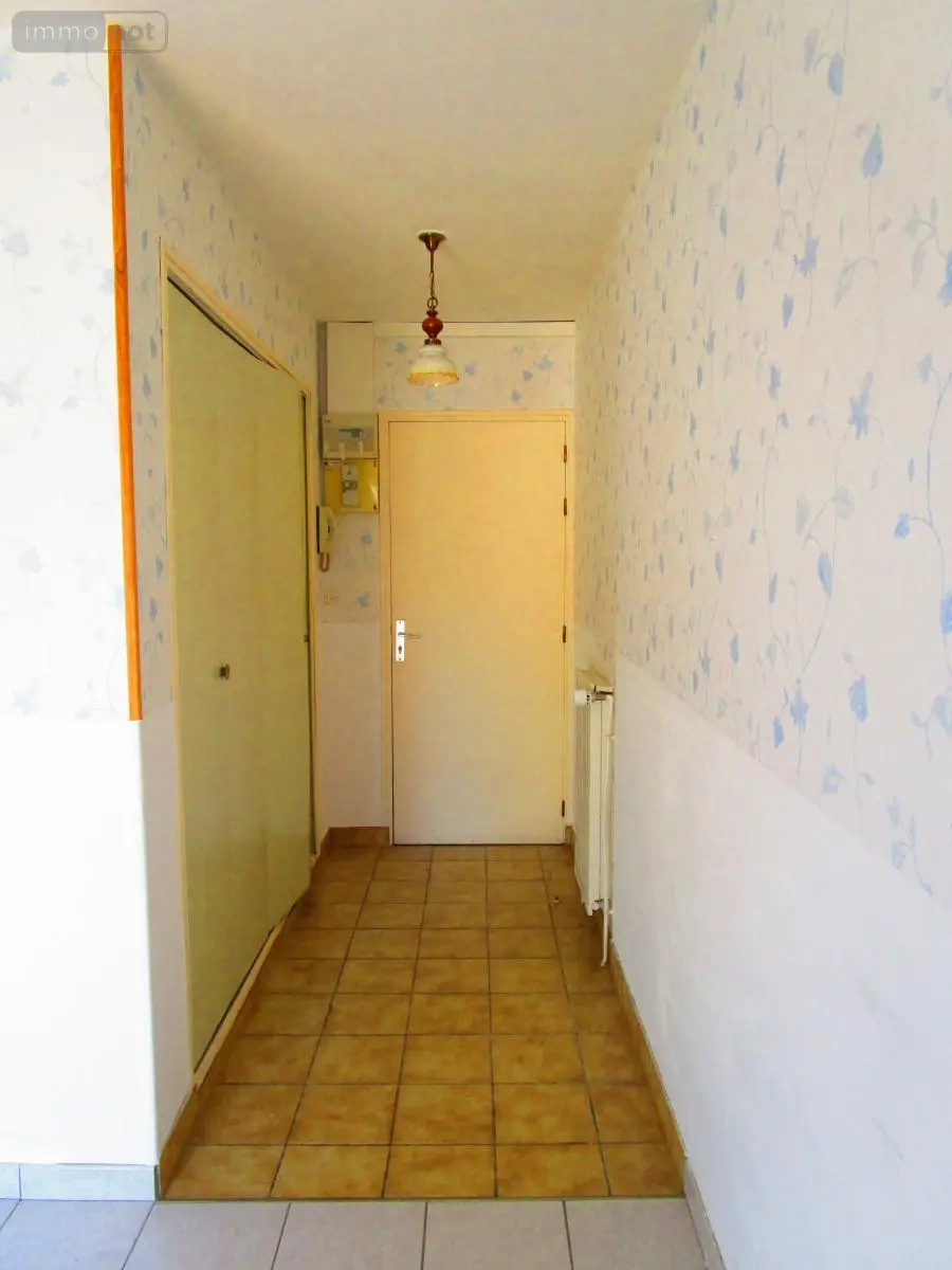 Location appartement Châlons-en-Champagne 51000 Marne 51 33 m2 1 pièce 396 euros 51084-L568 004