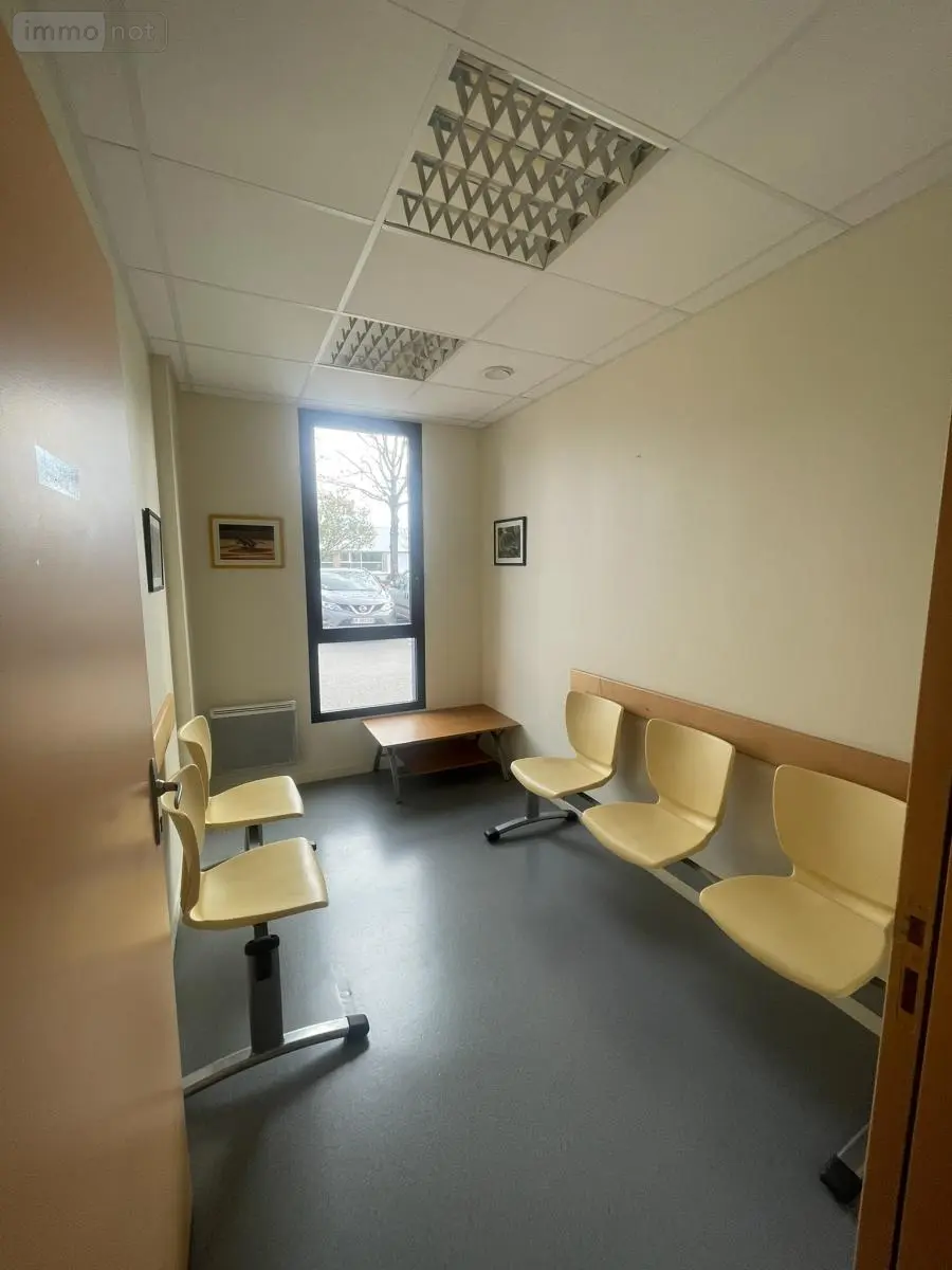 Fonds et murs commerciaux a vendre Vannes 56000 Morbihan 56 124 m2 330750 euros 56004-878 007