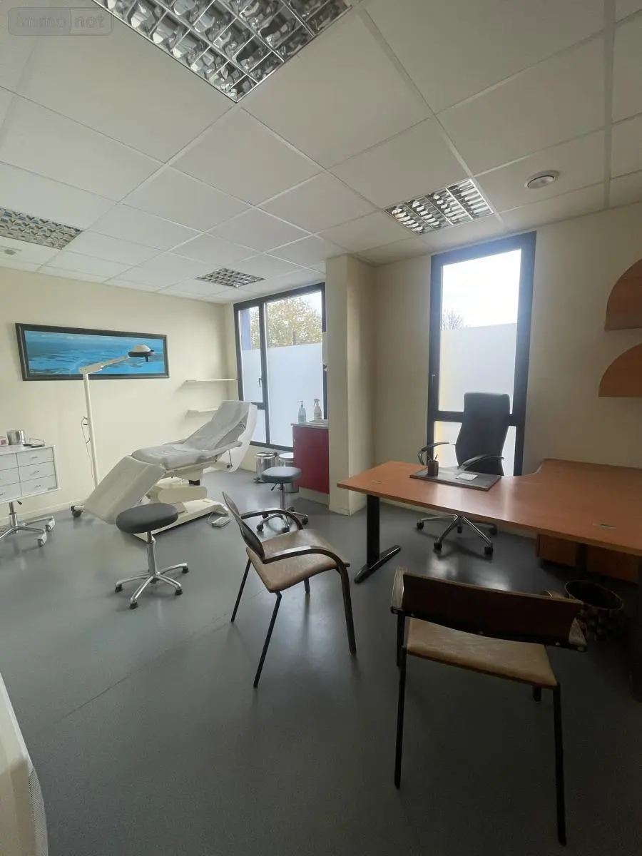 Fonds et murs commerciaux a vendre Vannes 56000 Morbihan 56 124 m2 330750 euros 56004-878 003