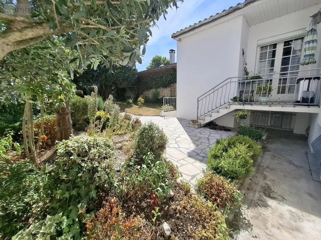 Maison a vendre Saintes 17100 Charente-Maritime 17 147 m2 8 pièces 374000 euros 17111-746 003