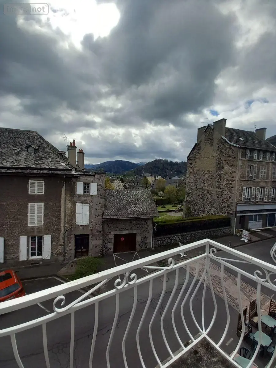 Fonds et murs commerciaux a vendre Murat 15300 Cantal 15 305000 euros 036/520 010