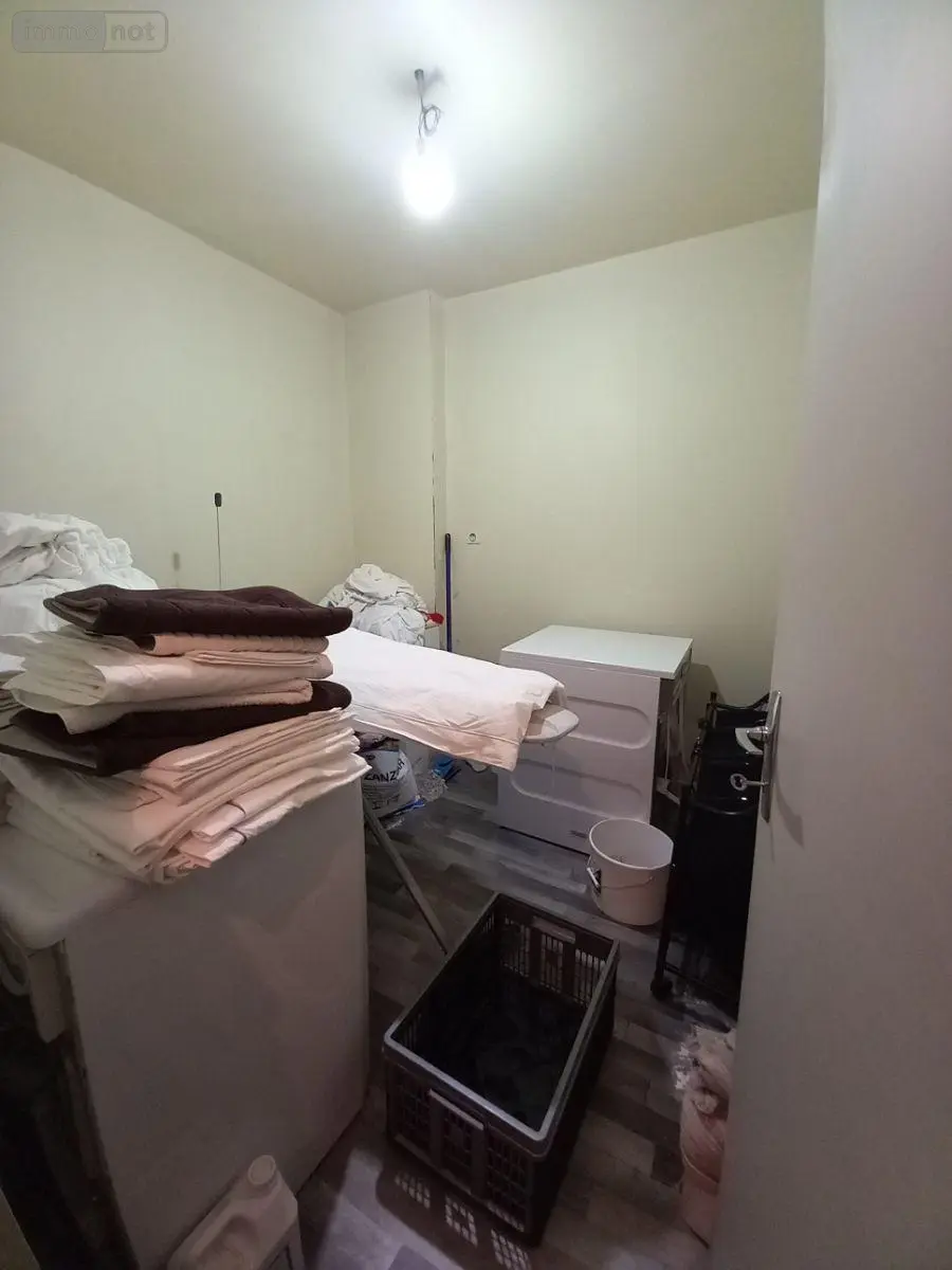 Fonds et murs commerciaux a vendre Murat 15300 Cantal 15 305000 euros 036/520 018