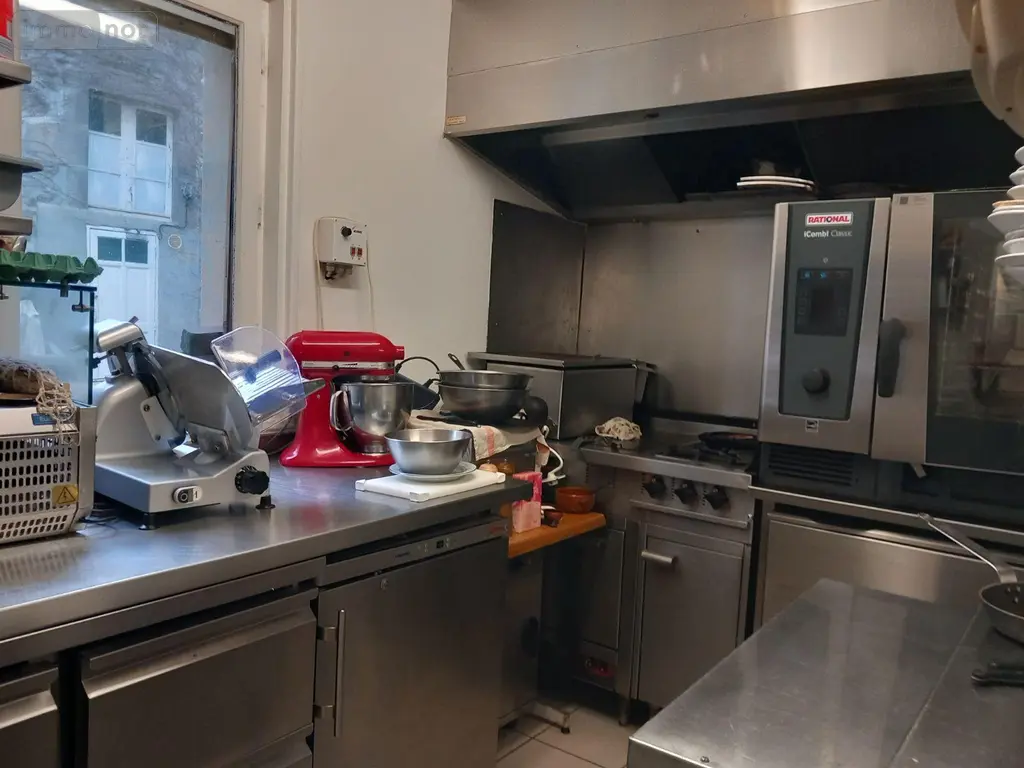 Fonds et murs commerciaux a vendre Murat 15300 Cantal 15 305000 euros 036/520 016