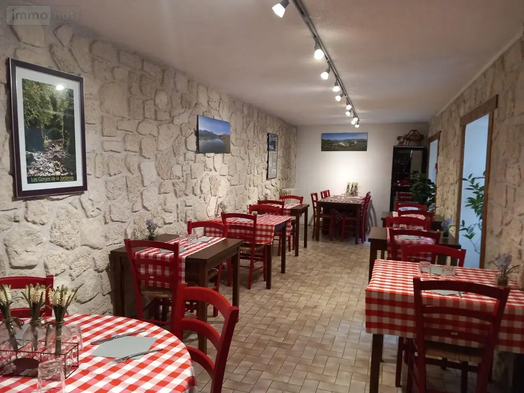 Fonds et murs commerciaux a vendre Murat 15300 Cantal 15 305000 euros 036/520 021
