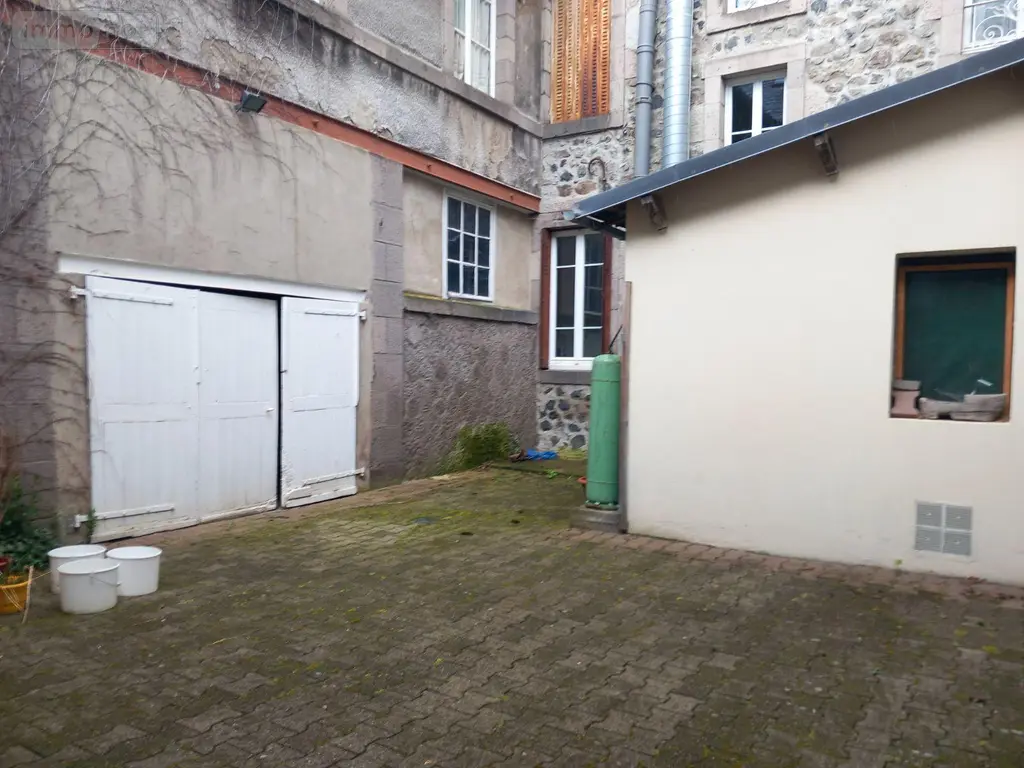 Fonds et murs commerciaux a vendre Murat 15300 Cantal 15 305000 euros 036/520 023