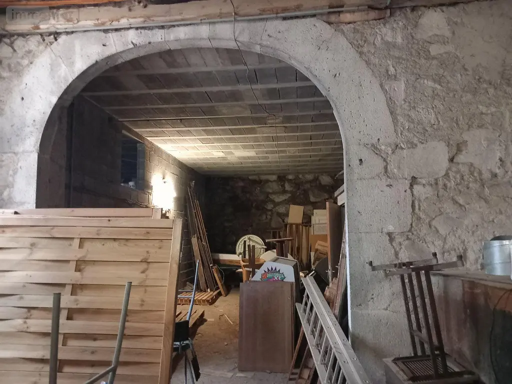 Fonds et murs commerciaux a vendre Murat 15300 Cantal 15 305000 euros 036/520 025