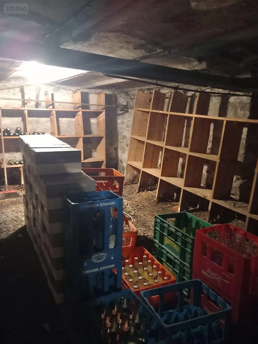Fonds et murs commerciaux a vendre Murat 15300 Cantal 15 305000 euros 036/520 026