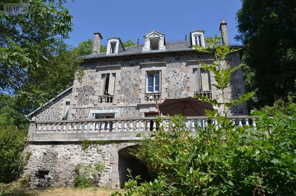Maison a vendre Vèze 15160 Cantal 15 326 m2 249000 euros FG/2574 005