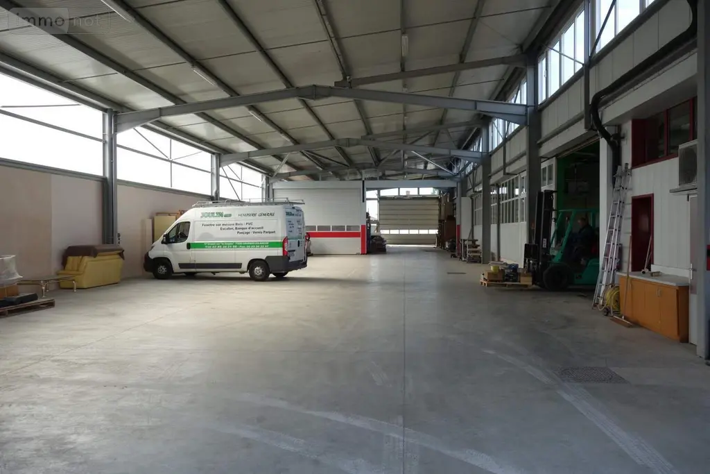 Fonds et murs commerciaux a vendre Charnay-lès-Mâcon 71850 Saône-et-Loire 71 1980 m2 2270000 euros MU 57 003