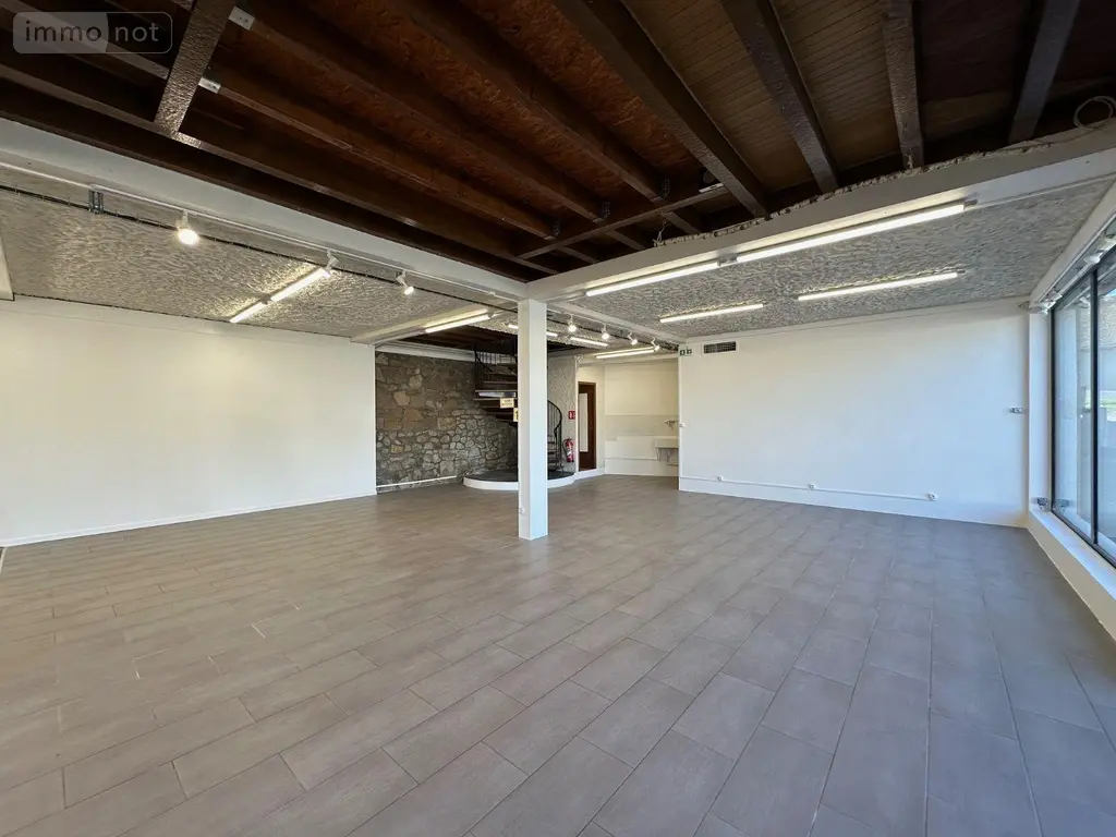 Location fonds et murs commerciaux Ussel 19200 Corrèze 19 300 m2 1800 euros UL 156 002