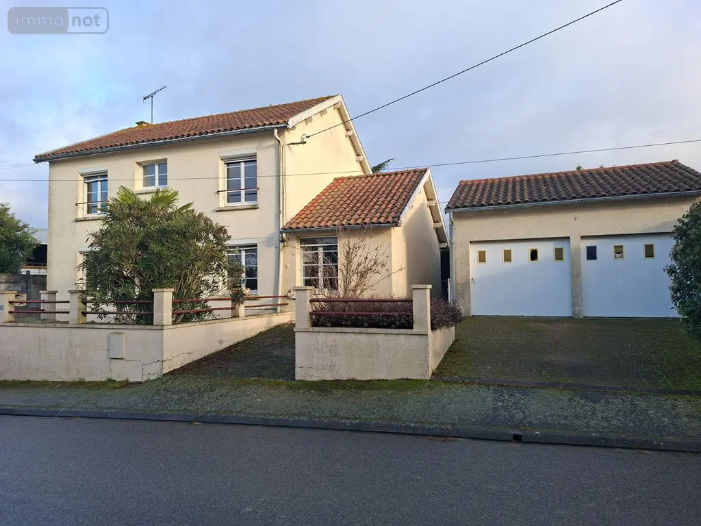 Maison a vendre Nueil-les-Aubiers 79250 Deux-Sèvres 79 121 m2 7 pièces 158250 euros AGM 73* 012