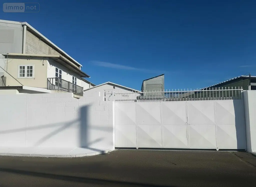 Fonds et murs commerciaux a vendre Saint-Louis 97450 La Réunion 974 396 m2 10 pièces 706335 euros 97424/260 004
