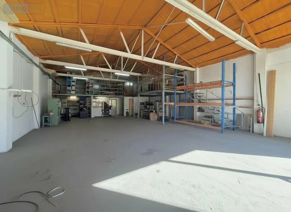 Fonds et murs commerciaux a vendre Saint-Louis 97450 La Réunion 974 396 m2 10 pièces 706335 euros 97424/260 002