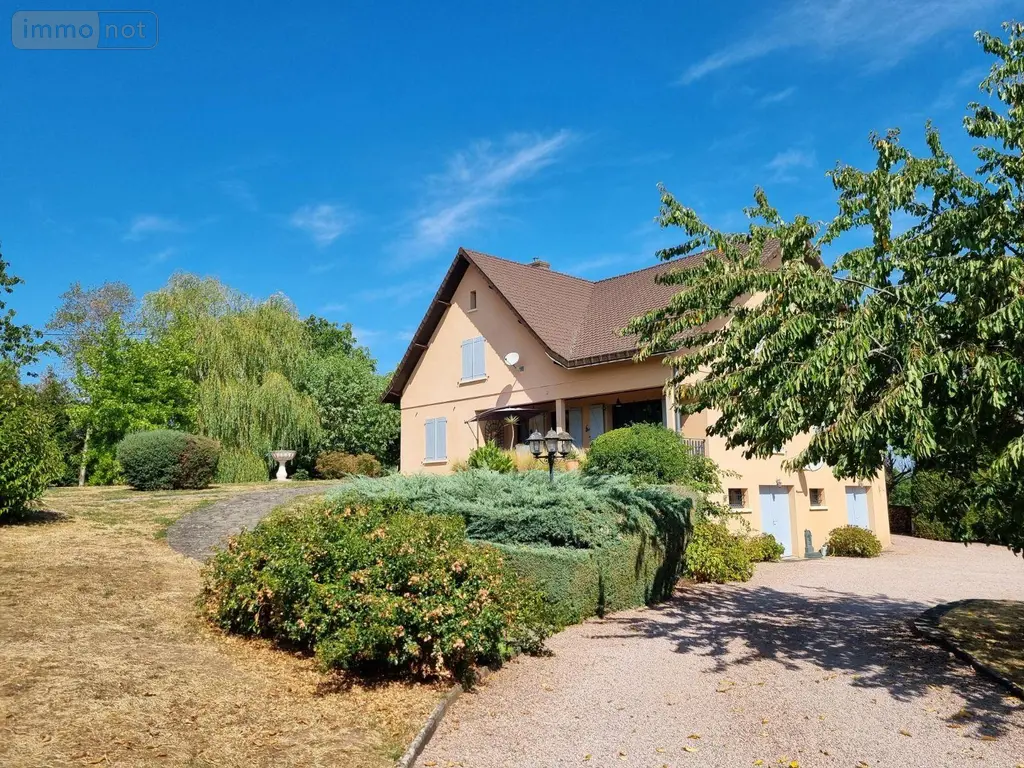 Propriete a vendre Montaiguët-en-Forez 03130 Allier 03 302 m2 8 pièces 550000 euros 20371 019