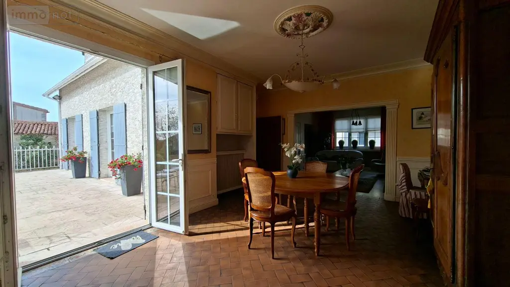 Propriete a vendre Nueil-les-Aubiers 79250 Deux-Sèvres 79 193 m2 10 pièces 271700 euros AGM 105* 005
