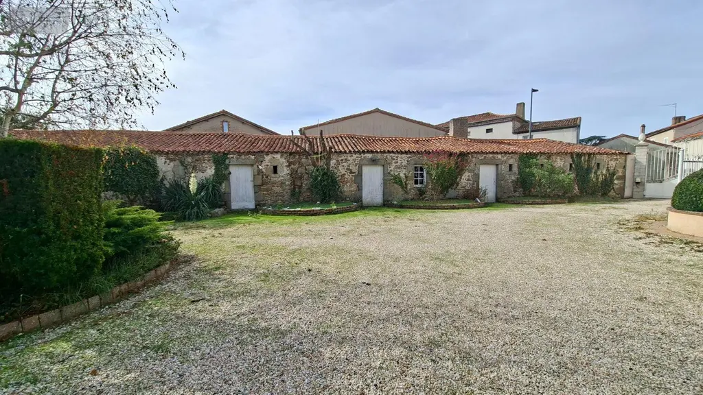 Propriete a vendre Nueil-les-Aubiers 79250 Deux-Sèvres 79 193 m2 10 pièces 271700 euros AGM 105* 016