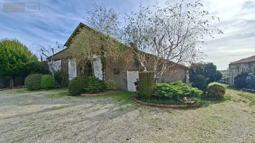 Propriete a vendre Nueil-les-Aubiers 79250 Deux-Sèvres 79 193 m2 10 pièces 271700 euros AGM 105* 017
