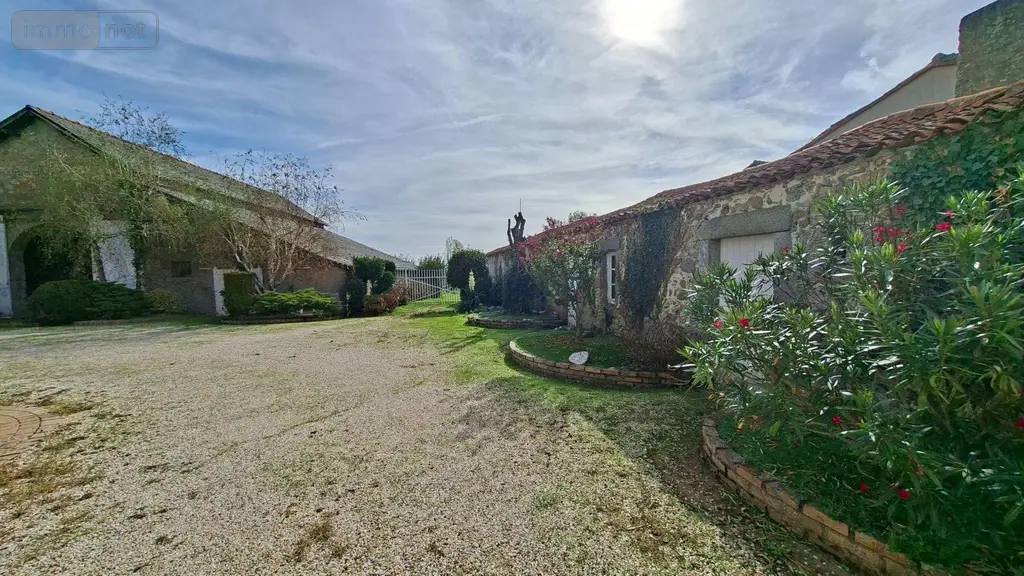 Propriete a vendre Nueil-les-Aubiers 79250 Deux-Sèvres 79 193 m2 10 pièces 271700 euros AGM 105* 018