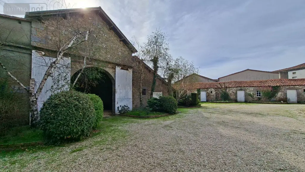 Propriete a vendre Nueil-les-Aubiers 79250 Deux-Sèvres 79 193 m2 10 pièces 271700 euros AGM 105* 020