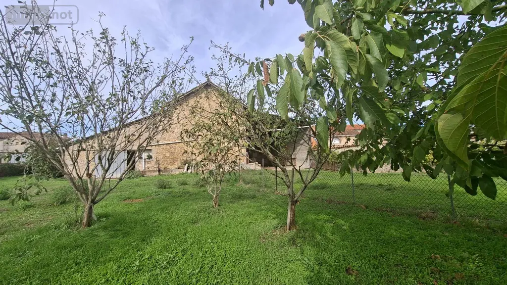Propriete a vendre Nueil-les-Aubiers 79250 Deux-Sèvres 79 193 m2 10 pièces 271700 euros AGM 105* 021