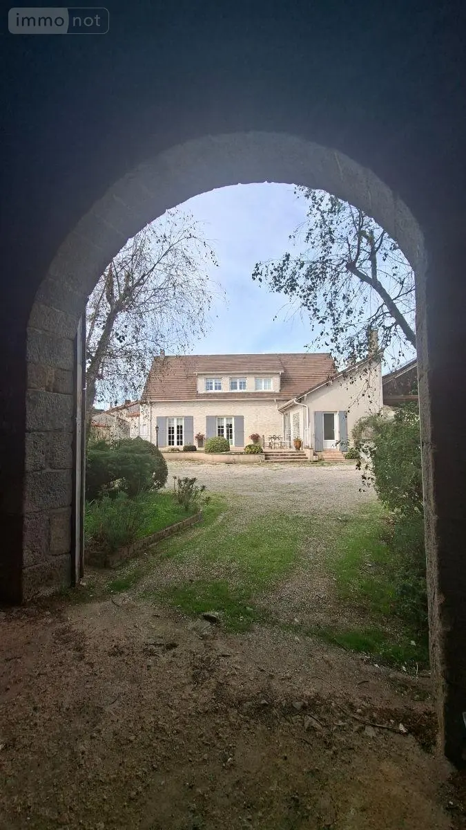 Propriete a vendre Nueil-les-Aubiers 79250 Deux-Sèvres 79 193 m2 10 pièces 271700 euros AGM 105* 022