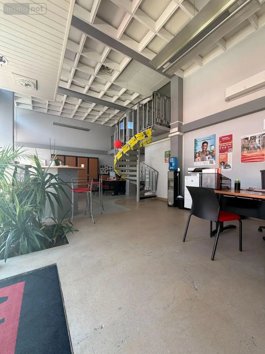Location fonds et murs commerciaux Mâcon 71000 Saône-et-Loire 71 113 m2 3 pièces 1380 euros LC 525 005