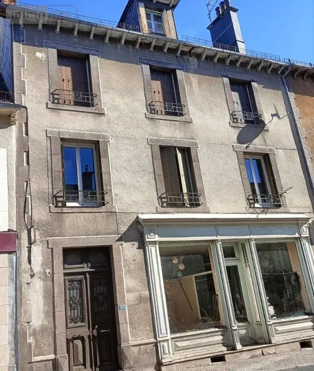 Immeuble de rapport a vendre Condat 15190 Cantal 15 173 m2 11 pièces 59900 euros 044/1236 001