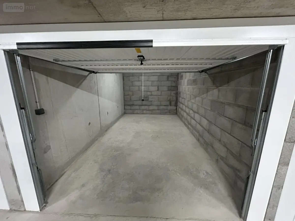 Location garage et parking Saint-Malo 35400 Ille-et-Vilaine 35 15 m2 1 pièce 145 euros 35084-L336 001