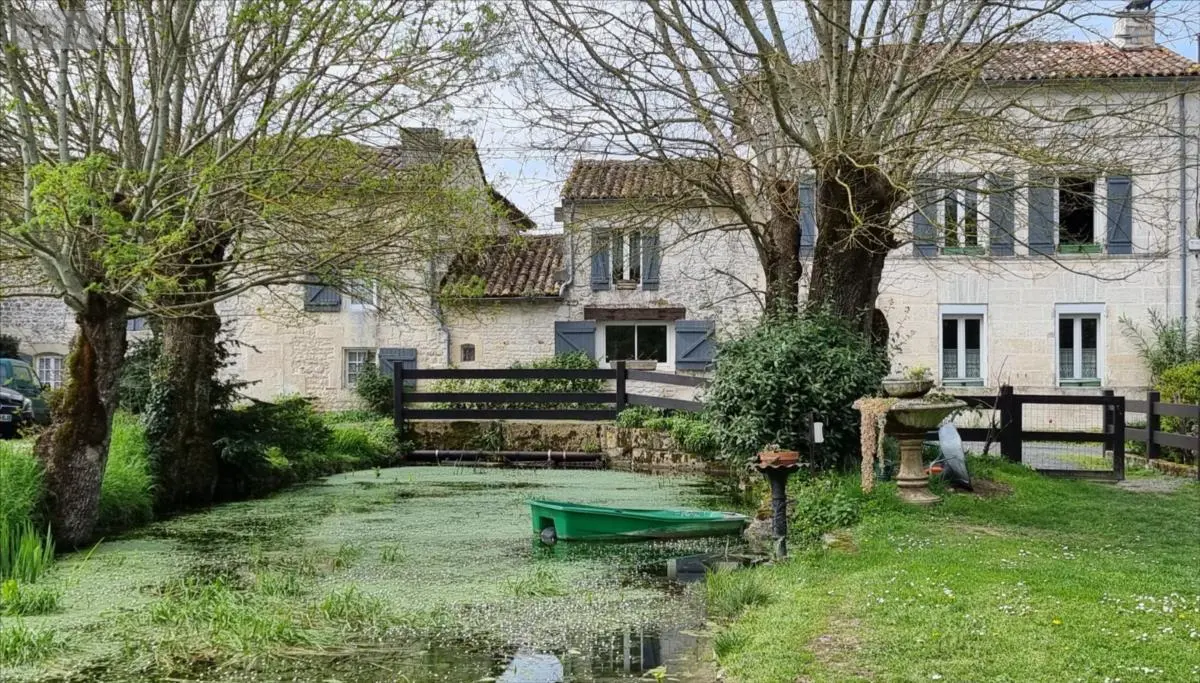 Maison a vendre Jonzac 17500 Charente-Maritime 17 226 m2 8 pièces 309750 euros 1912 001