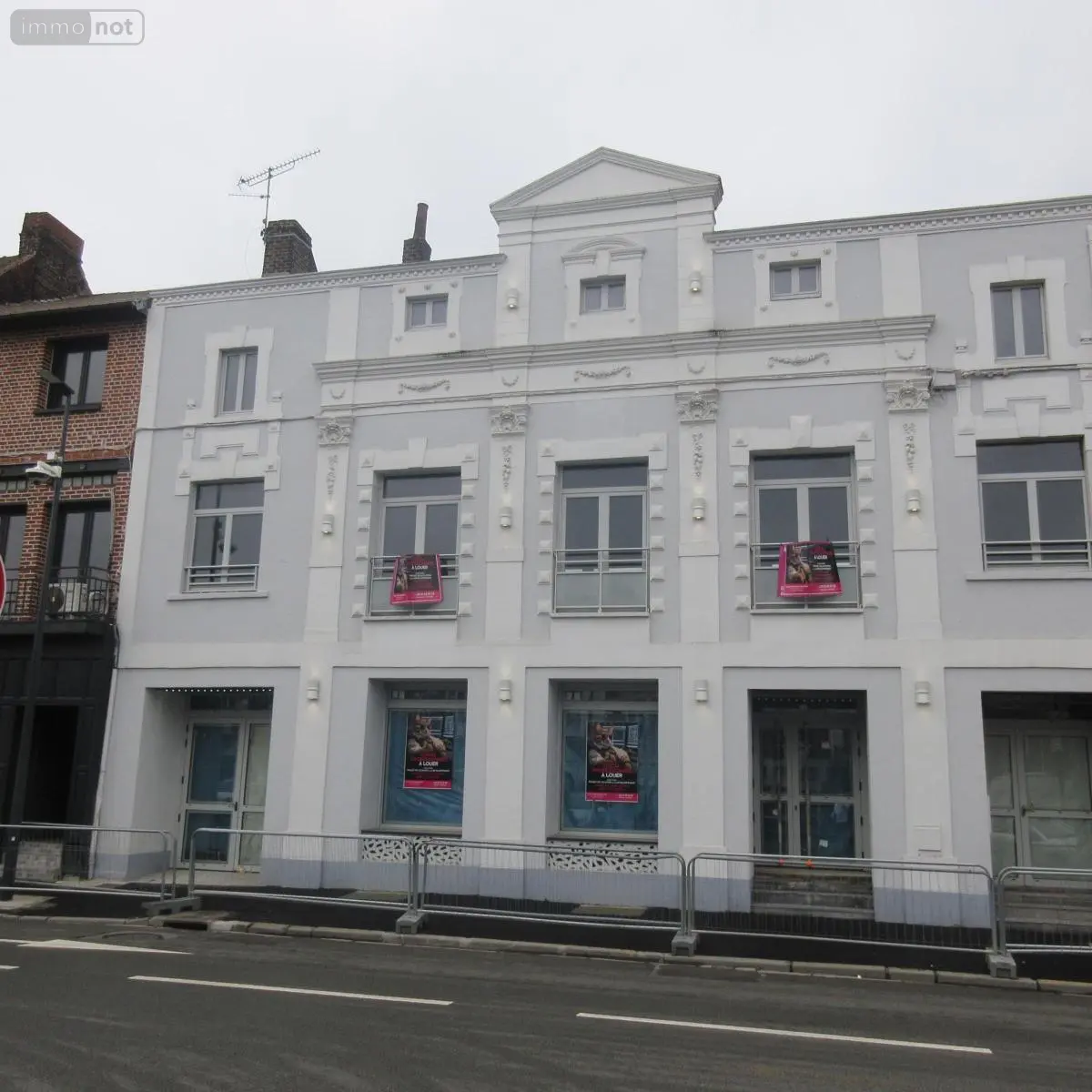 Location fonds et murs commerciaux Hénin-Beaumont 62110 Pas-de-Calais 62 300 m2 2500 euros 62034-L3392 001