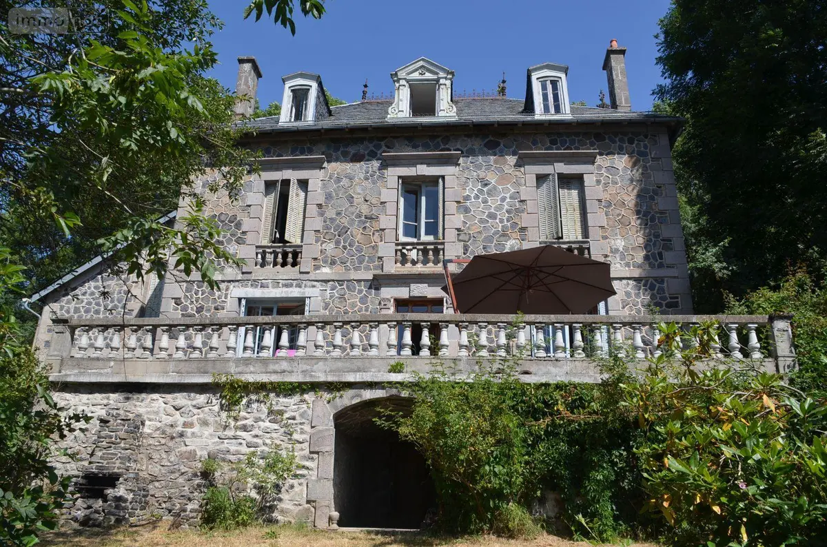 Maison a vendre Vèze 15160 Cantal 15 326 m2 249000 euros FG/2574 001