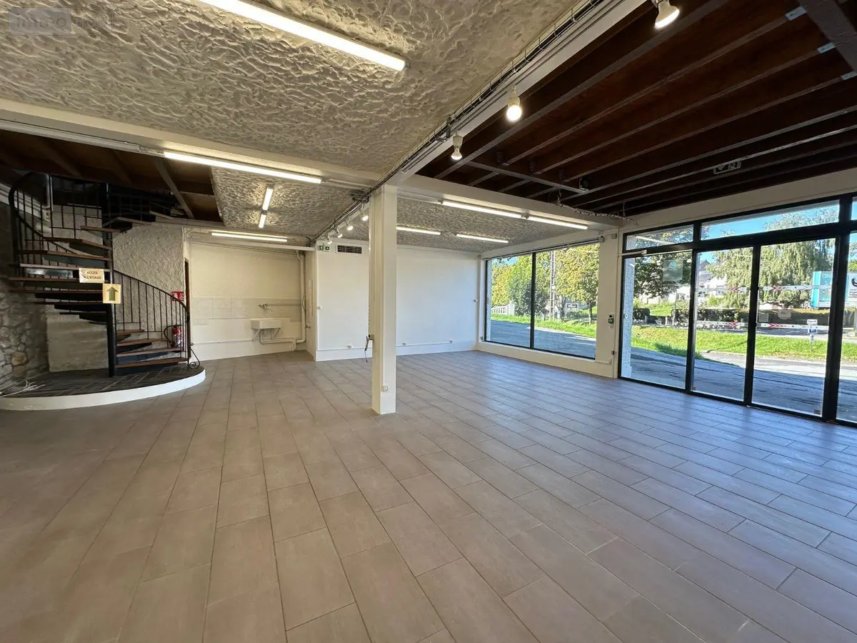 Location fonds et murs commerciaux Ussel 19200 Corrèze 19 300 m2 1800 euros UL 156 001