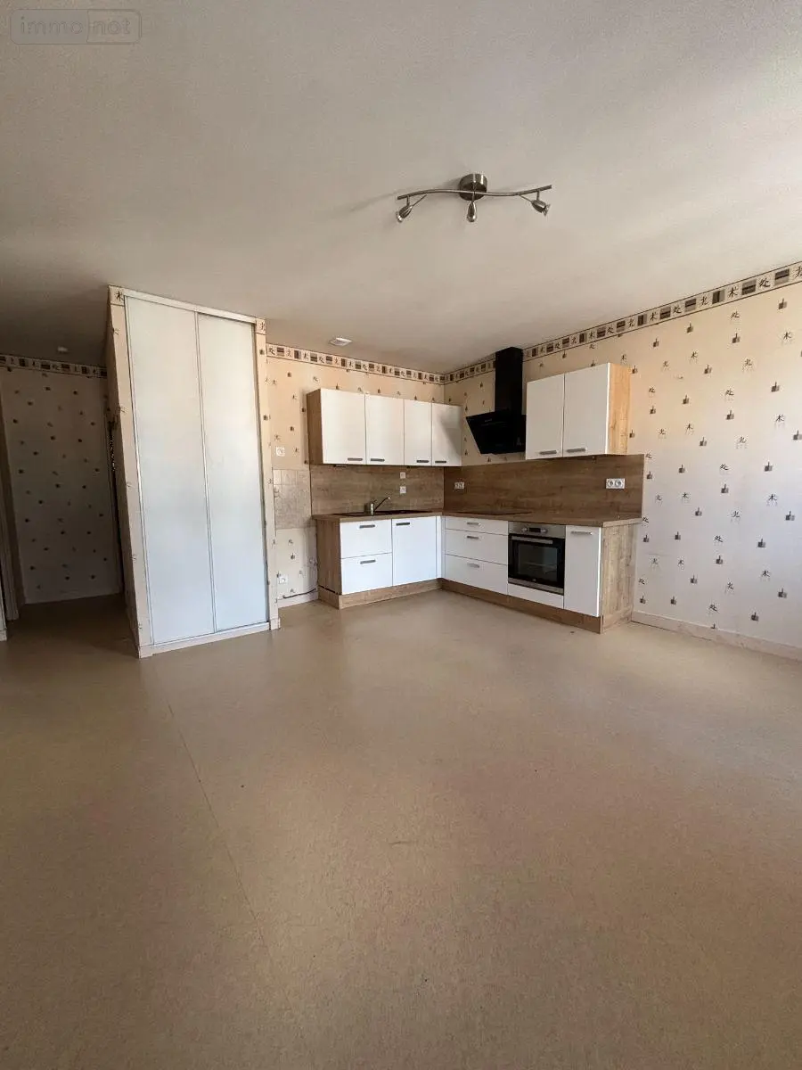 Location appartement Fougères 35300 Ille-et-Vilaine 35 52 m2 3 pièces 590 euros 1370 001