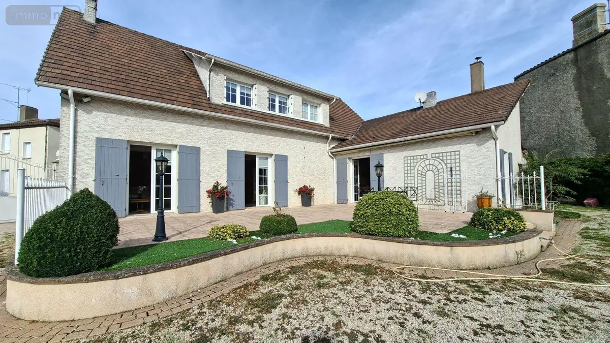 Propriete a vendre Nueil-les-Aubiers 79250 Deux-Sèvres 79 193 m2 10 pièces 271700 euros AGM 105* 001
