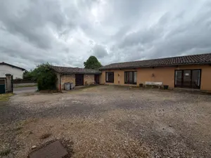 Location fonds et murs commerciaux Crêches-sur-Saône 71680 Saône-et-Loire 71 129 m2 3 pièces 1080 euros LC 515 001