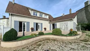 Propriete a vendre Nueil-les-Aubiers 79250 Deux-Sèvres 79 193 m2 10 pièces 271700 euros AGM 105* 001