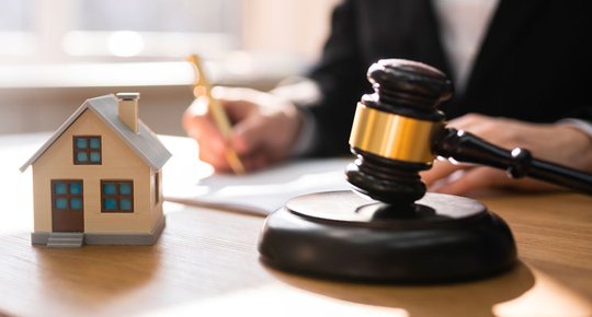 Qu'est-ce qu'une vente par adjudication ?