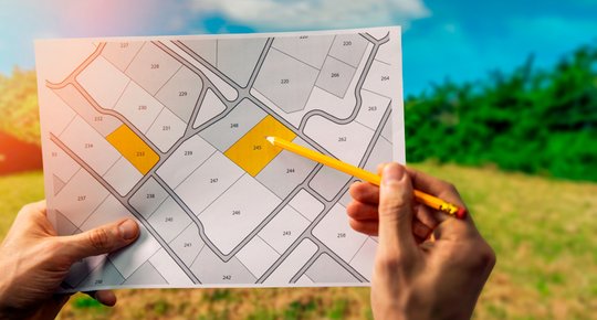 Comment savoir à qui appartient une parcelle sur le cadastre ?