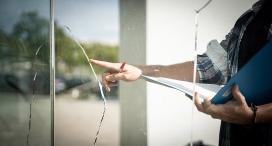 Vitre cassée : comment faire intervenir l'assureur ?