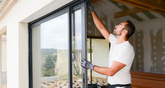 Les baies coulissantes : une solution moderne et pratique pour votre habitat