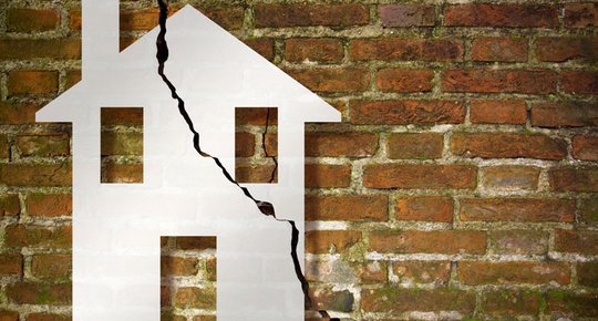 Maison qui fissure : comment réagir face à ce problème ?