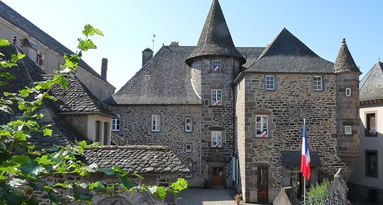 Explorez la riche histoire de Mauriac, une ville clé du Cantal