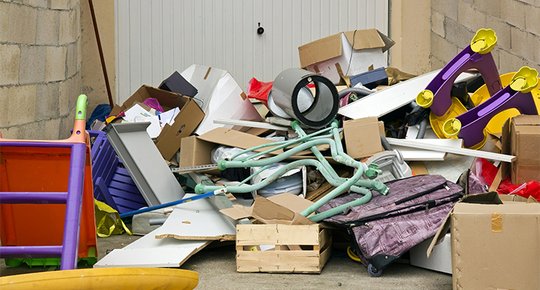 Débarrasser une maison après un décès : comment s'organiser sereinement ?
