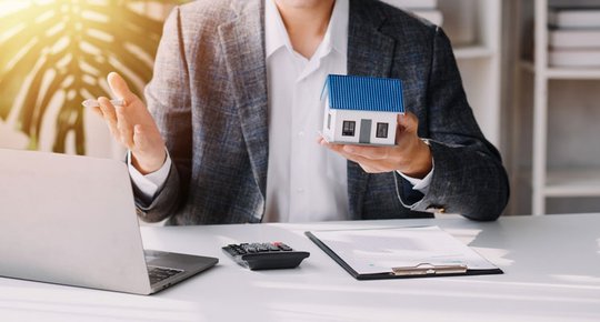 Donation immobilière : protéger son geste grâce aux conseils de votre notaire