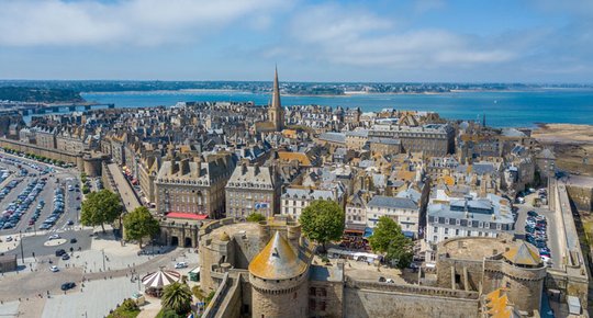 Vivre en Bretagne : bien connecté aux réseaux de transports